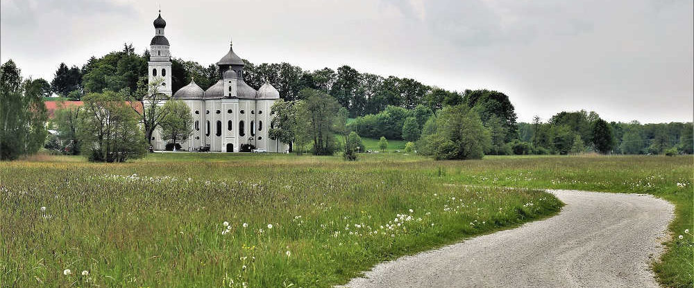 Weg zur Wallfahrtskirche Maria Birnbaum im Wittelsbacher Land