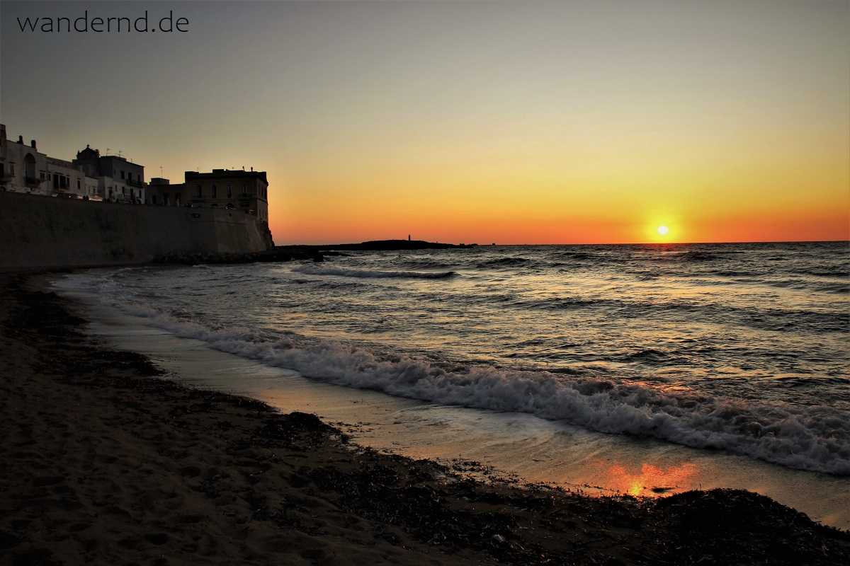 Rundreise durch Apulien: Sonnenuntergang am Stadtstrand von Gallipoli