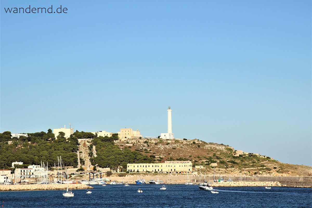 Der südlichste Punkt unserer Rundreise durch Apulien: Santa Maria di Leuca. Blick vom Hafen auf den Leuchtturm und die Basilika.