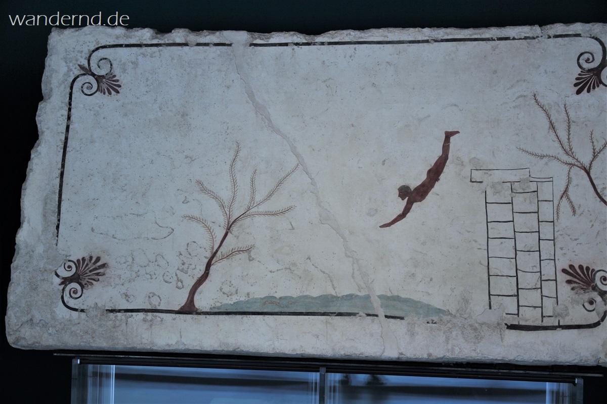Der berühmte Taucher aus einem antiken Grab. Heute im Museum in Paestum