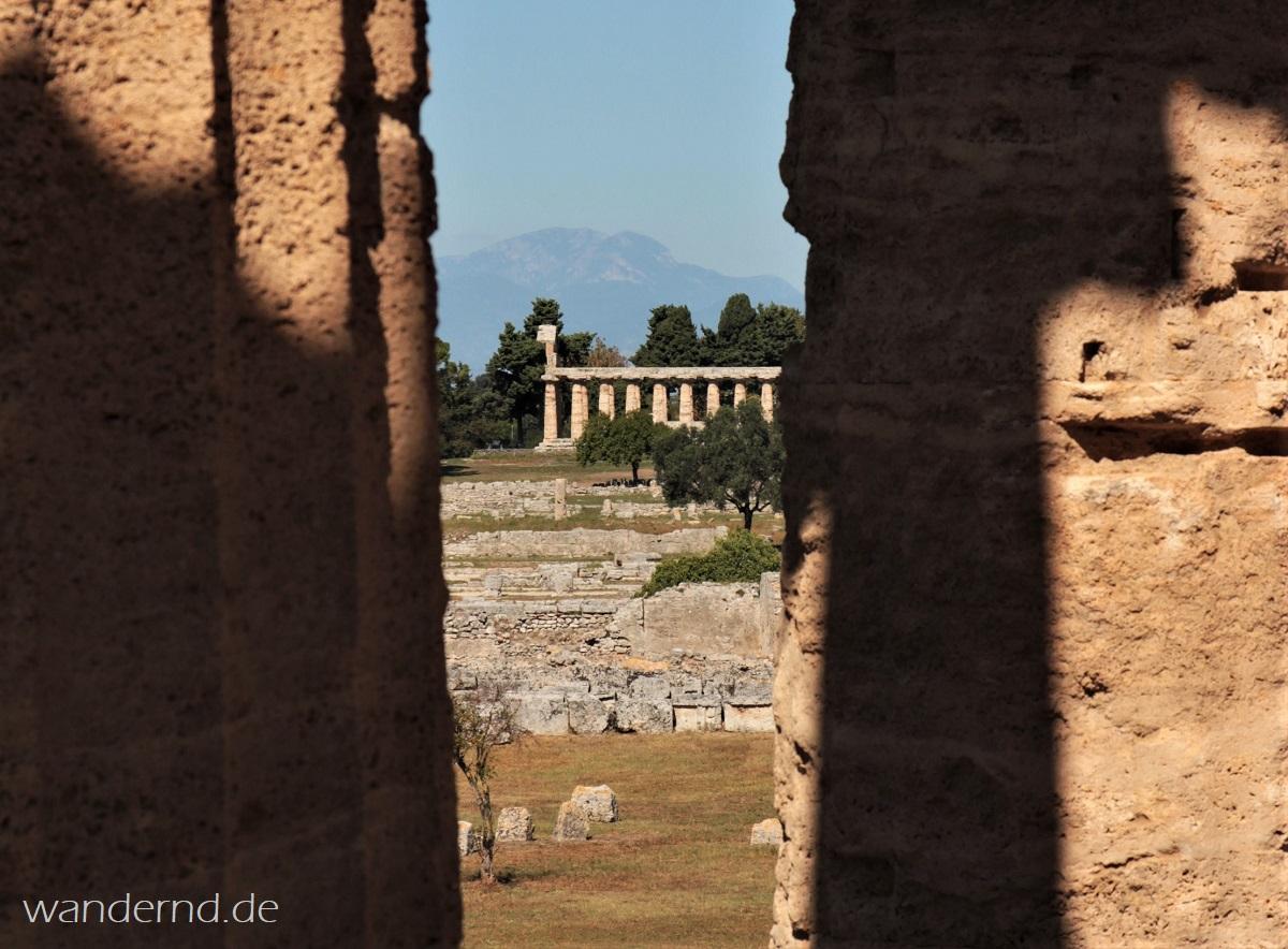 Paestum, Italien: Blick auf den Tempel der Athena (genannt: Ceres-Tempel)