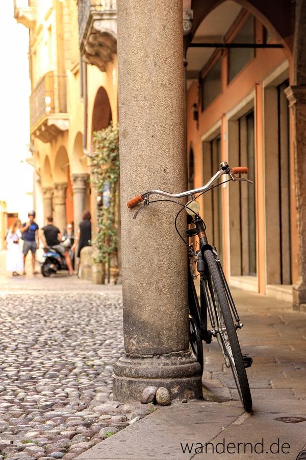 Fahrräder und Arkaden sind typisch für die Altstadt Paduas