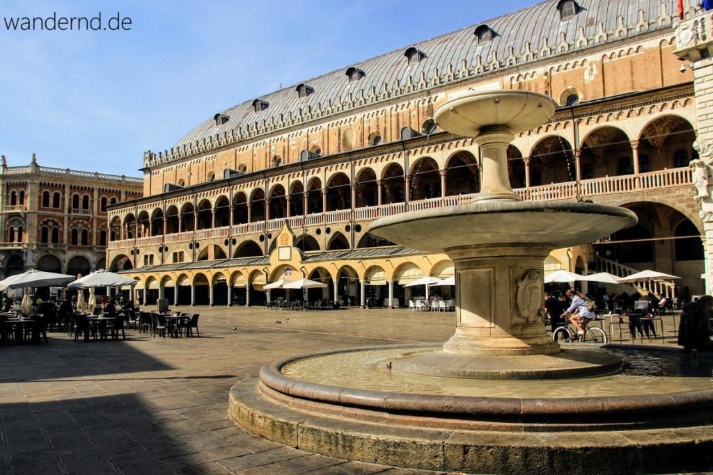 Padua Sehenswürdigkeiten: Palazzo della Ragione auf der Piazza delle Erbe. So leer ist es hier nur am Sonntag Morgen. An den anderen Tagen herrscht hier reger Marktbetrieb