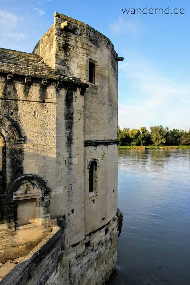 Sehenswürdigkeiten: Eine Brückenkapelle auf dem Pont Bénézet in Avignon
