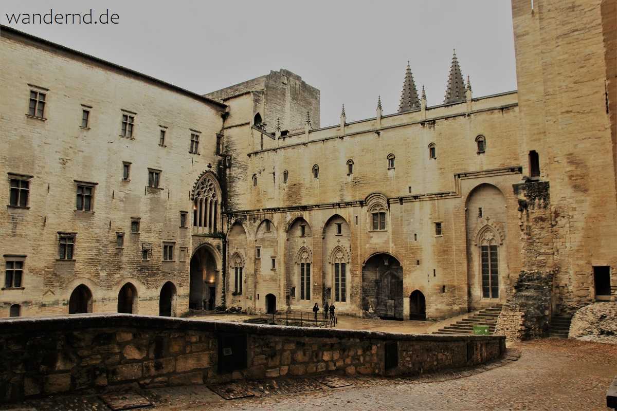 Avignon Papstpalast: Court d'Honneur