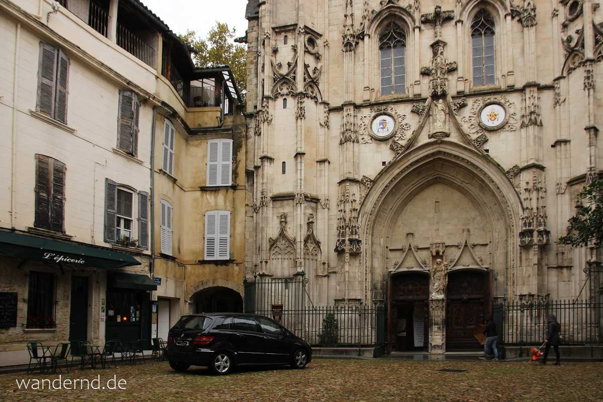 Die gotische Fassade der Kirche St. Pierre