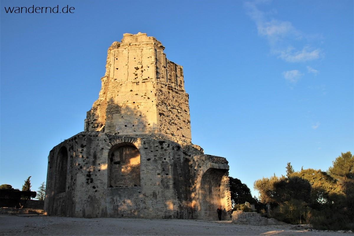Der Tour Magne, der "Große Turm", stammt noch aus keltischer Zeit und wurde in die römische Stadtbefestigung integriert