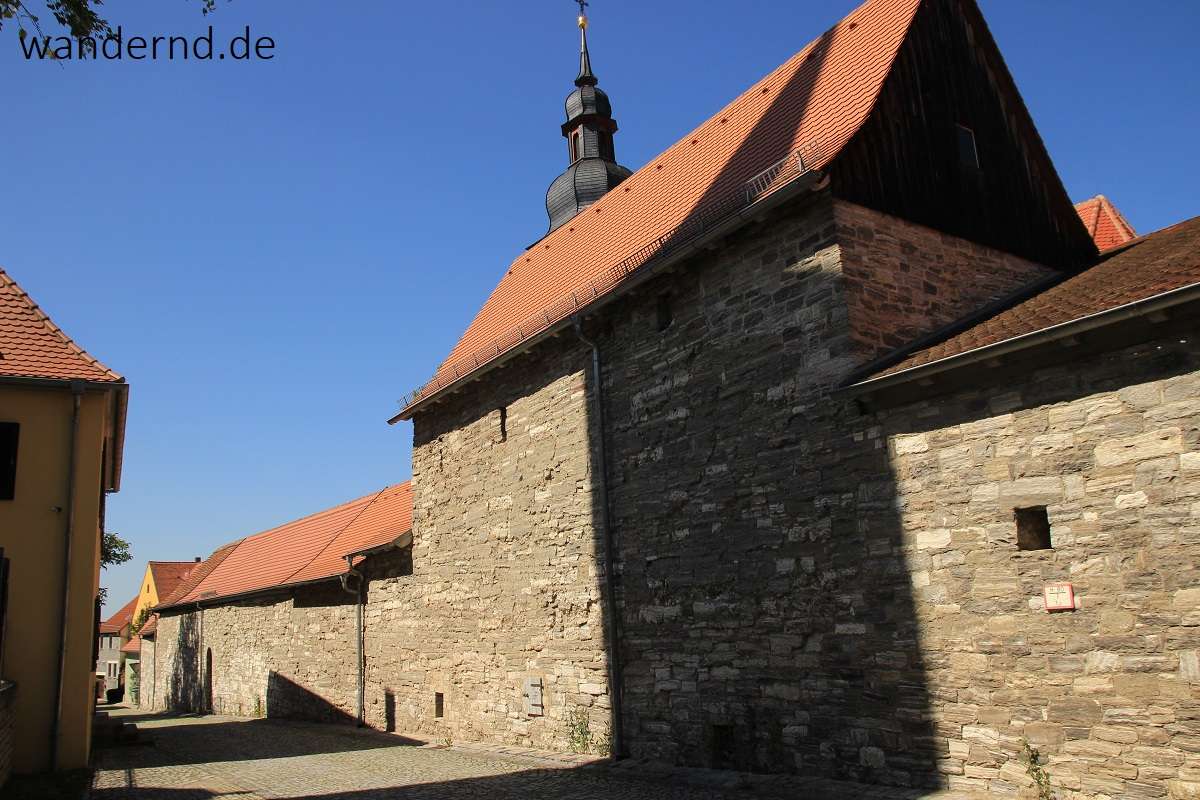 Bis zu 5 m hoch sind die Außenmauern der Kirchenburg in Hüttenheim