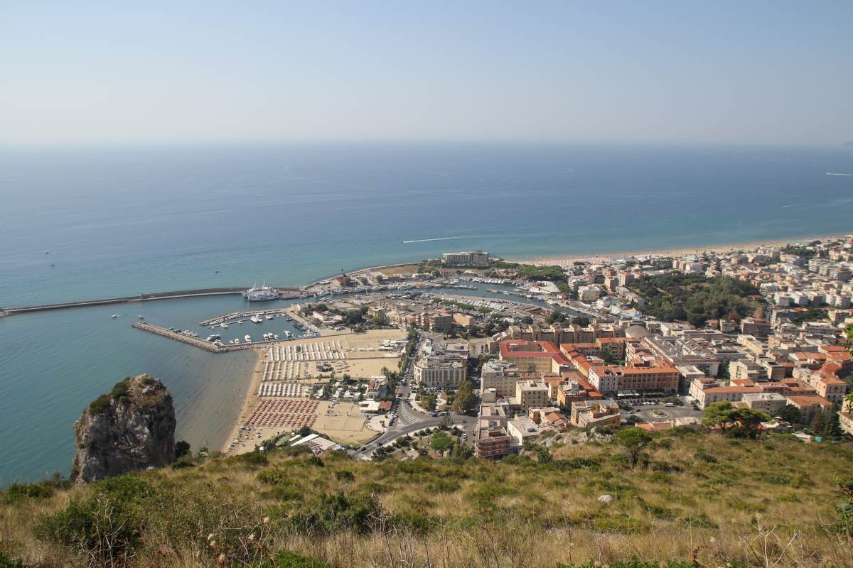 Blick vom Tempel des Jupiter Anxur auf den Strand von Terracina