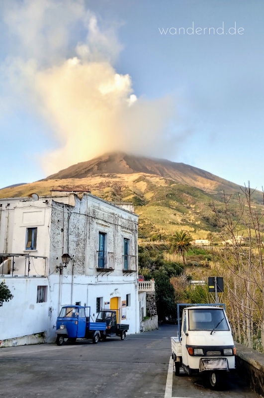 Weihnachten auf Stromboli: eine ständige Rauchwolke hängt über dem Vulkan