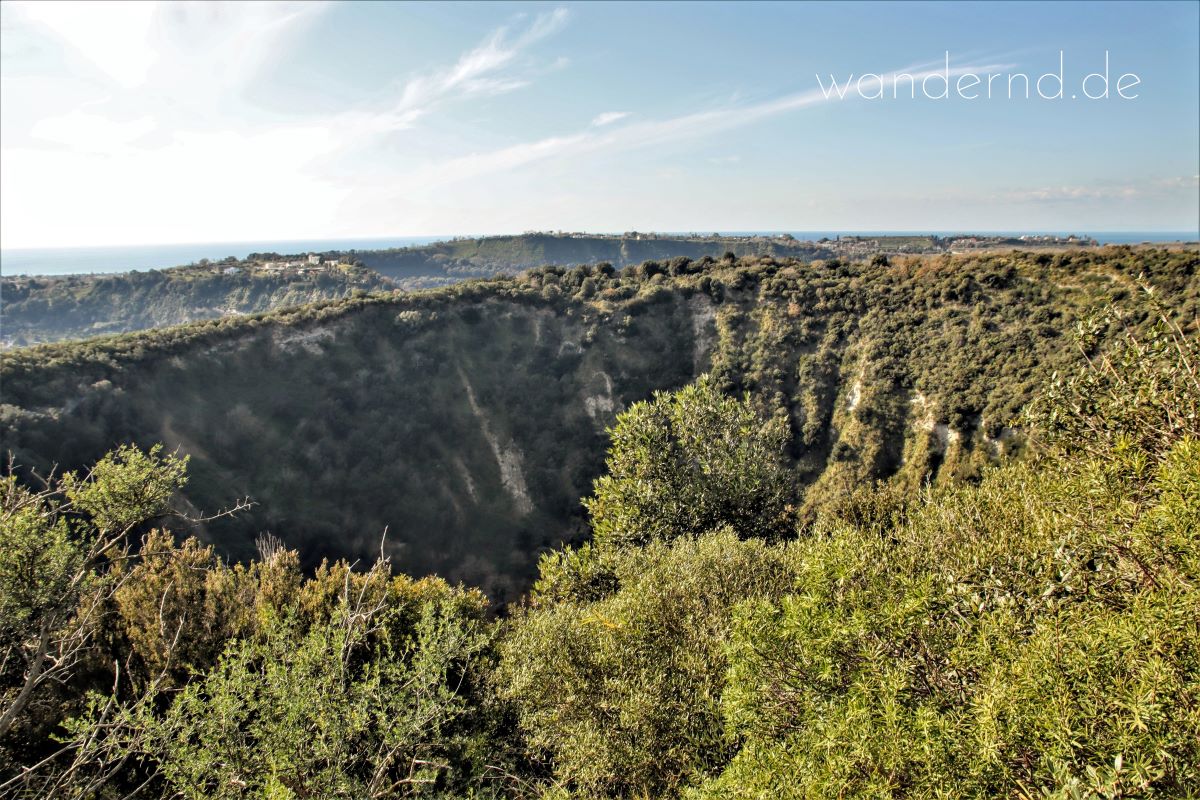 Phlegräische Felder: Blick vom Kraterrand des Monte Nuovo