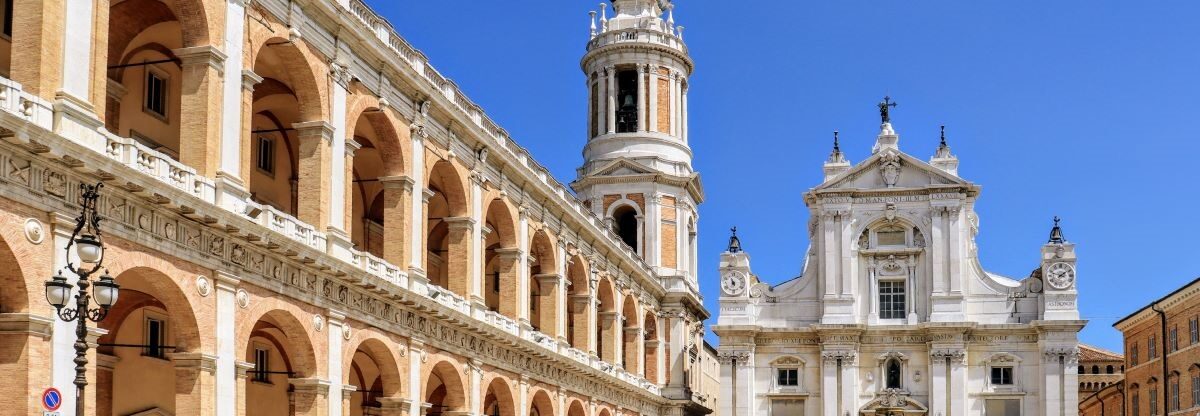 Das Ziel der Via Lauretana: Die Basilika von Loreto, links der Apostolische Palast