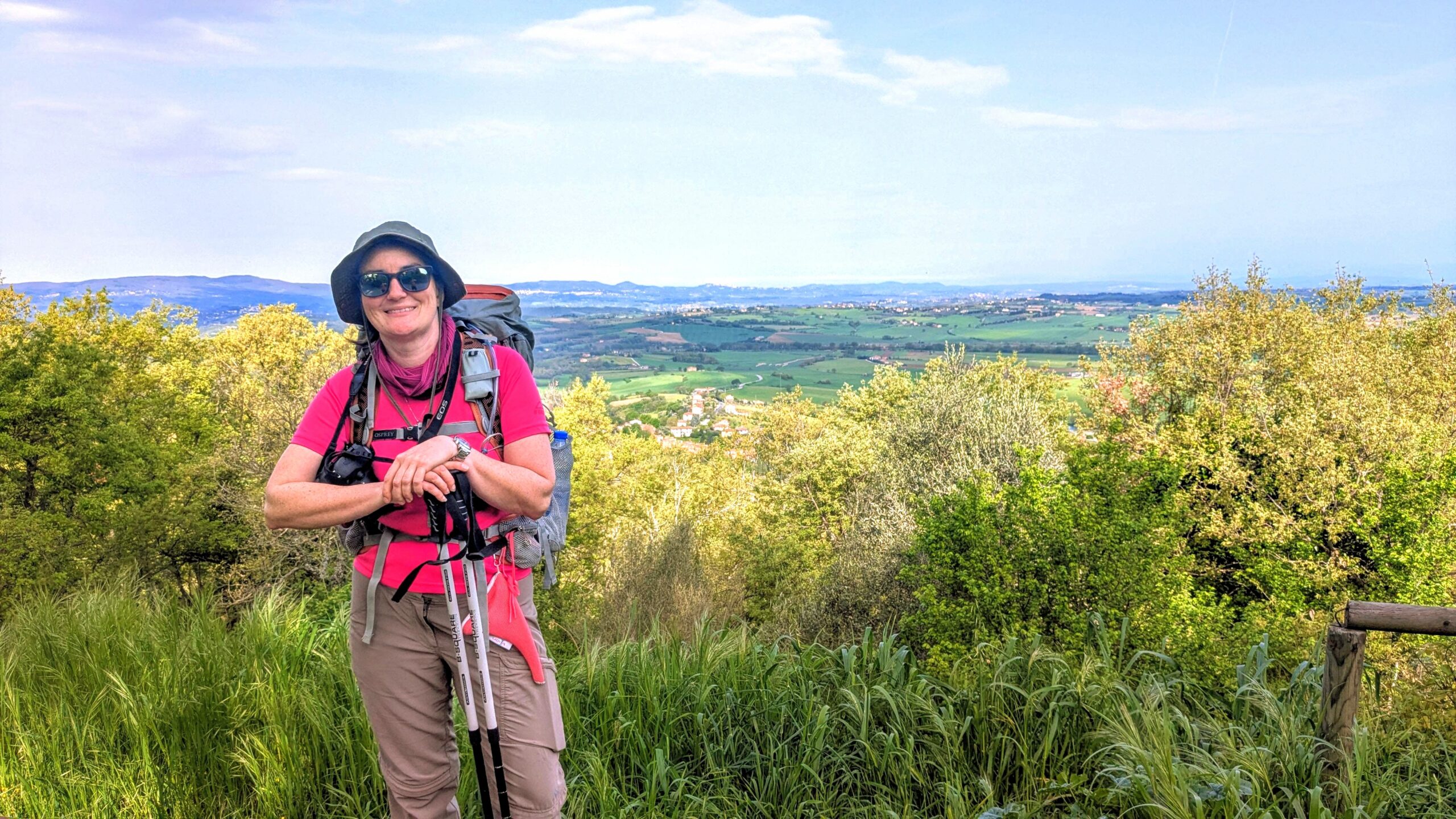 Ich auf meinem Cammino Lauretano: in Umbrien, mit dem Lago Trasimeno im Hintergrund