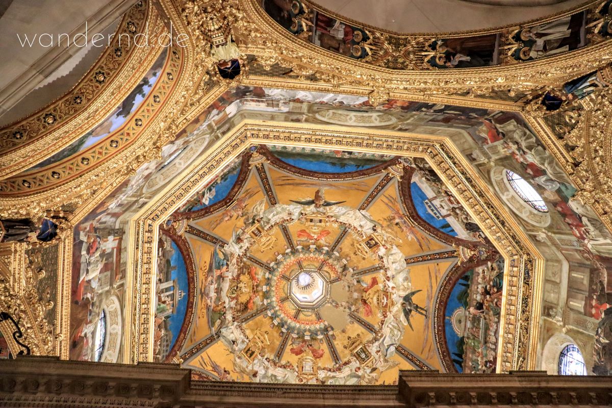 Blick in die Kuppel der Basilika von Loreto, die im 19. Jahrhundert ausgemalt wurde