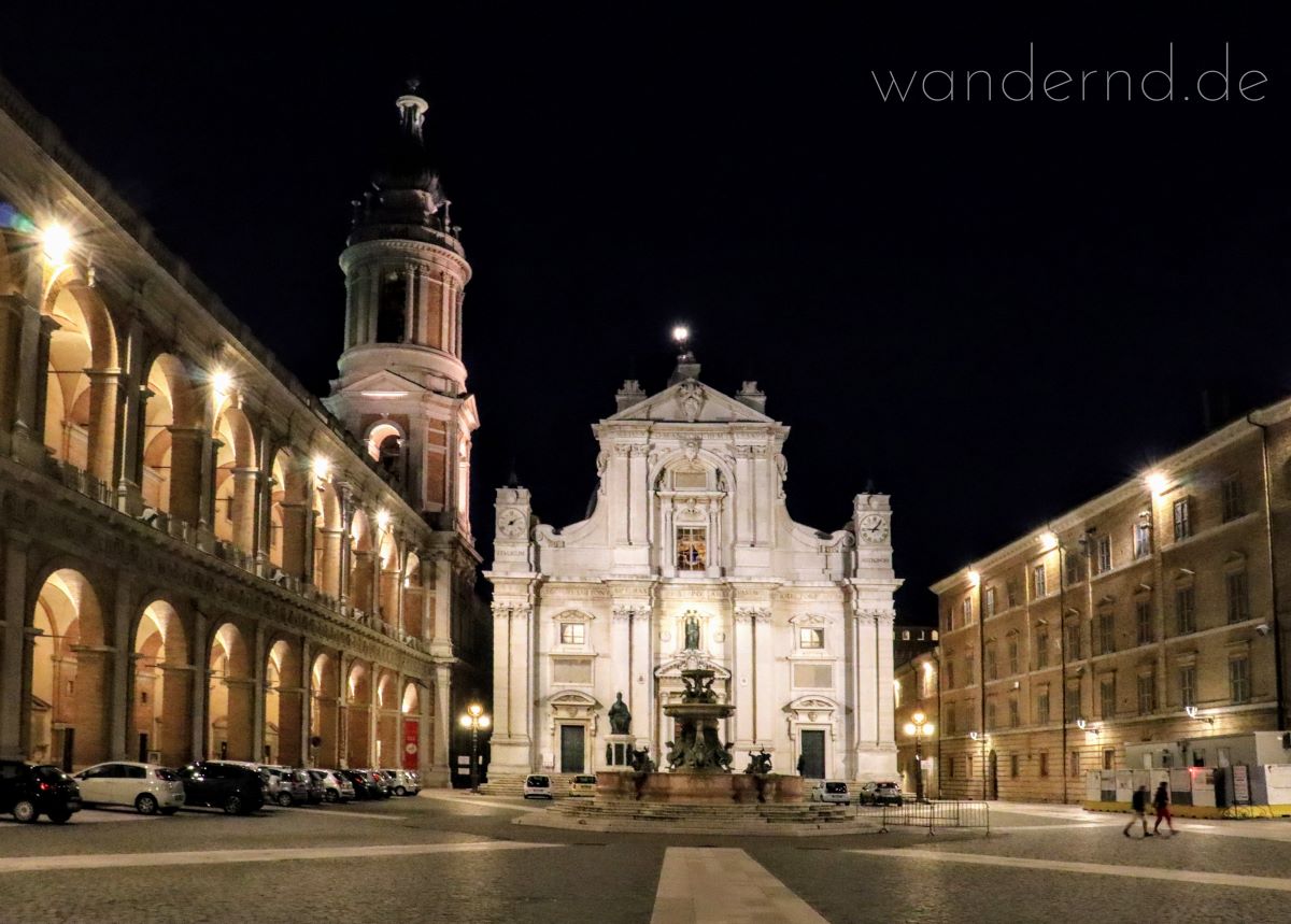 Piazza della Madonna und Basilika von Loreto bei Nacht