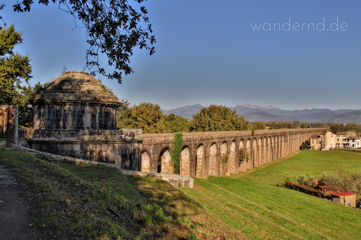 Auf dem Aquädukt-Wanderweg: Der Tempietto di Guamo mit Blick auf das Nottolini-Aquädukt Richtung Lucca