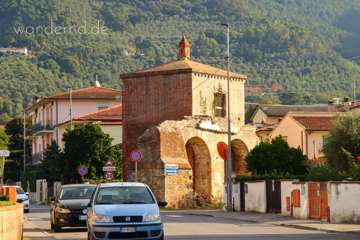 Hier befindet sich die Bushaltestelle in Asciano-Pisano, an der ihr euren Spaziergang entlang des Medici-Aquädukts beginnen könnt