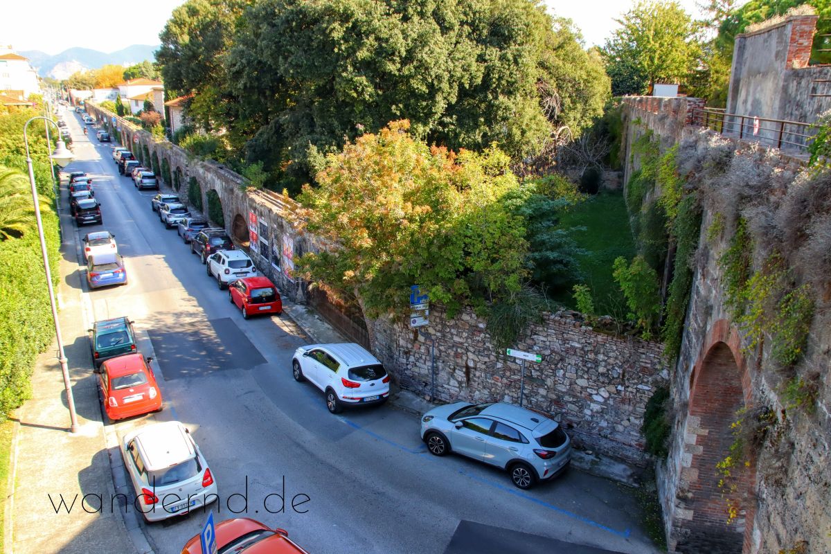 Blick von der Stadtmauer von Pisa auf die letzten Meter des Medici-Aquädukts