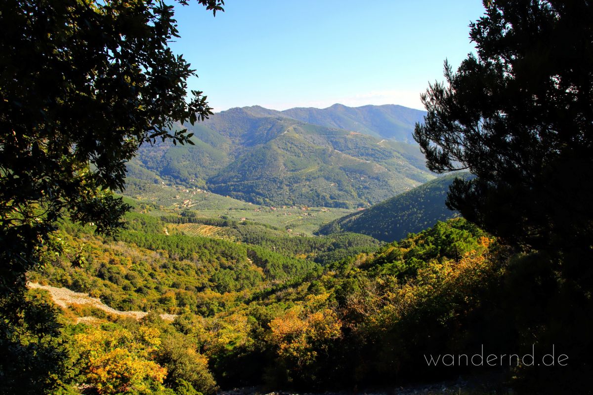Ausblick unweit des Passes bei der Überquerung der Monti Pisani auf dem Aquädukt-Wanderweg