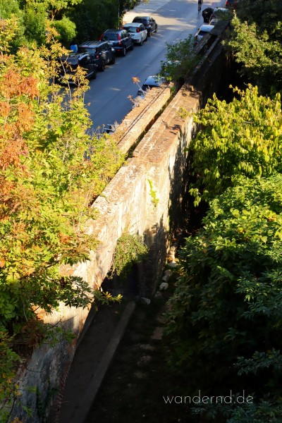 Blick von der Stadtmauer von Pisa in die heute offene Wasserleitung auf dem Aquädukt