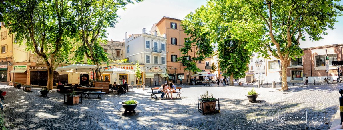 Kleinstadtleben auf der Piazza in Frascati