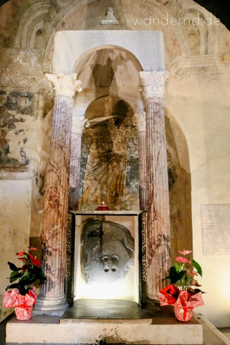 Der Altar des eucharistischen Mirakels mit dem Stein, der die Fußspuren der Heiligen Christina tragen soll